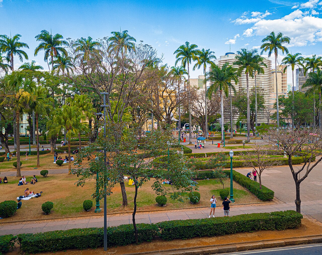 Praça da Liberdade em Belo Horizonte, com palmeiras imperiais, jardins e o Edifício Niemeyer ao fundo